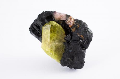 Chrysoberyl on Taramite and Diopside<br />Tsitondroina, Distrito Ikalamavony, Región Haute Matsiatra, Madagascar<br />3,5	x	4,0	x	4,0	cm<br /> (Author: MIM Museum)