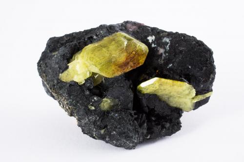 Chrysoberyl on Taramite and Diopside<br />Tsitondroina, Ikalamavony District, Haute Matsiatra Region, Madagascar<br />7,5	x	5,5	x	4,0	cm<br /> (Author: MIM Museum)