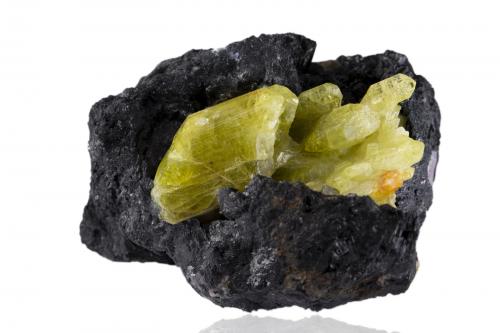 Chrysoberyl on Taramite and Diopside<br />Tsitondroina, Distrito Ikalamavony, Región Haute Matsiatra, Madagascar<br />6,5	x	5,0	x	4,0	cm<br /> (Author: MIM Museum)