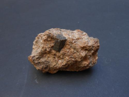 Cordierita<br />Saint-Pardoux, Menat, Riom, Departamento Puy-de-Dôme, Auvergne-Rhône-Alpes, Francia<br />5,5 x 4 x 3,5 cm<br /> (Autor: Antonio Alcaide)