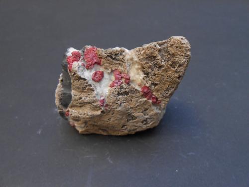 Cinabrio<br />Mina Escarlati, Puerto de las Señales, Maraña, Comarca Montaña Oriental, León, Castilla y León, España<br />6 x 6 x 3 cm<br /> (Autor: Antonio Alcaide)