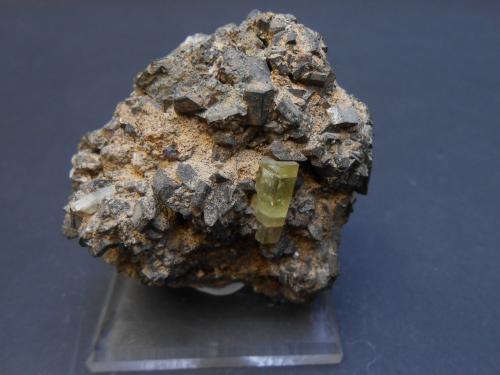 Fluorapatito y Hornblenda (Grupo)<br />Zona Imilchil, Anti-Atlas, Provincia Er Rachidia, Región Drâa-Tafilalet, Marruecos<br />6 x 5,5 x 4 cm<br /> (Autor: Antonio Alcaide)