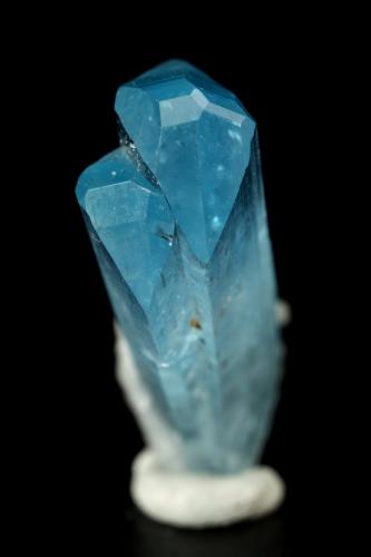 Euclase, Albite (variety cleavelandite)<br />La Marina Mine, Municipio Pauna, Western Emerald Belt, Boyacá Department, Colombia<br />10x21x7mm<br /> (Author: Fiebre Verde)