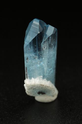 Euclase, Albite (variety cleavelandite)<br />La Marina Mine, Municipio Pauna, Western Emerald Belt, Boyacá Department, Colombia<br />10x21x7mm<br /> (Author: Fiebre Verde)