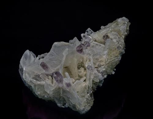 Quartz (variety amethyst), Calcite<br />Zoetwater (Soetwater), Calvinia, Namakwa District (Namaqualand), Northern Cape Province, South Africa<br />8.8 x 6.3 cm<br /> (Author: am mizunaka)