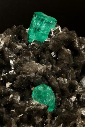 Beryl (variety emerald), Calcite, Pyrite<br />Coscuez (distrito minero), Municipio San Pablo de Borbur, Cinturón Esmeraldífero Occidental, Departamento Boyacá, Colombia<br />78x53x78mm, xls= 11x9mm & 15x12mm<br /> (Author: Fiebre Verde)