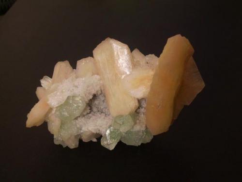 Estilbita-(Ca) y Fluorapofilita-(K)<br />Distrito Mumbai, Maharashtra, India<br />9 x 5,5 x 4 cm<br /> (Autor: Antonio Alcaide)