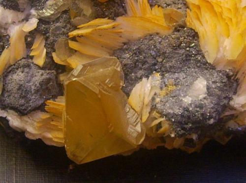 Cerusita y Barita<br />Mibladen (Mibladen mining district), Midelt, Midelt Province, Drâa-Tafilalet Region, Morocco<br />7,5 x 5 x 3,5 cm<br /> (Autor: Antonio Alcaide)