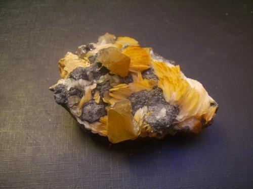 Cerusita y Barita<br />Mibladen (Mibladen mining district), Midelt, Midelt Province, Drâa-Tafilalet Region, Morocco<br />7,5 x 5 x 3,5 cm<br /> (Autor: Antonio Alcaide)