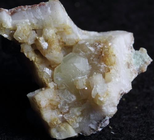 Calcita con Dolomita<br />Mina Jalapa, El Molar, Comarca Priorat, Tarragona, Cataluña / Catalunya, España<br />2,5 x 2 x 2 cm<br /> (Autor: karbu8)