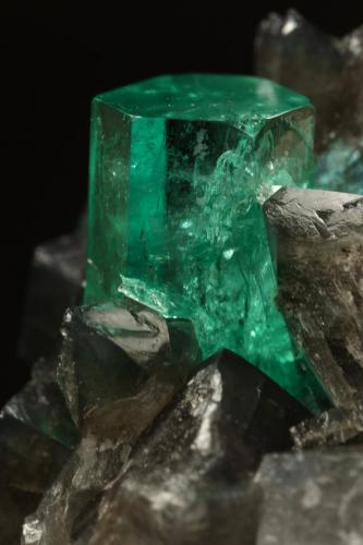 Beryl (variety emerald), Calcite, Pyrite<br />La Pita mining district, Cunas Mine, Municipio Maripí, Western Emerald Belt, Boyacá Department, Colombia<br />50x50x45mm, xl=11x7mm<br /> (Author: Fiebre Verde)