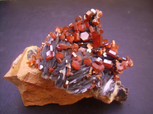 Vanadinita<br />ACF Mine, Mibladen mining district, Mibladen, Midelt, Midelt Province, Drâa-Tafilalet Region, Morocco<br />8 x 5 x 5 cm<br /> (Autor: Antonio Alcaide)