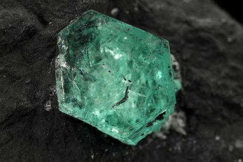 Beryl (variety emerald)<br />Muzo (distrito minero), Cinturón Esmeraldífero Occidental, Departamento Boyacá, Colombia<br />45x32x33mm, xl=10x9mm<br /> (Author: Fiebre Verde)