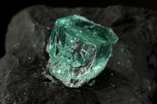 Beryl (variety emerald)<br />Muzo mining district, Western Emerald Belt, Boyacá Department, Colombia<br />45x32x33mm, xl=10x9mm<br /> (Author: Fiebre Verde)