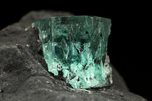Beryl (variety emerald)<br />Muzo mining district, Western Emerald Belt, Boyacá Department, Colombia<br />45x32x33mm, xl=10x9mm<br /> (Author: Fiebre Verde)