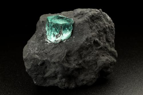 Beryl (variety emerald)<br />Muzo mining district, Western Emerald Belt, Boyacá Department, Colombia<br />45x32x33mm, xl=10x9mm<br /> (Author: Fiebre Verde)