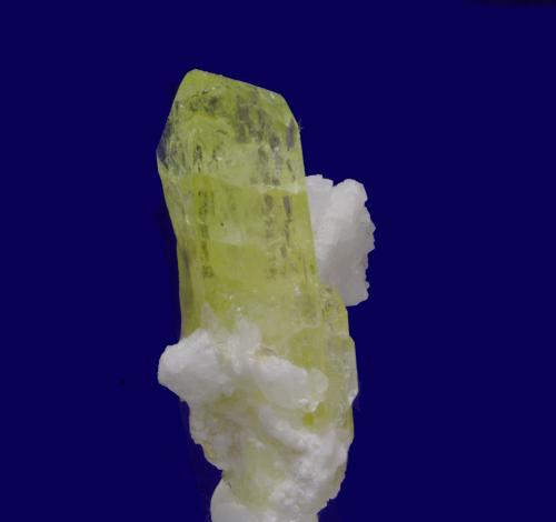 Brasilianita<br />Mina Córrego Frio, Linópolis, Divino das Laranjeiras, Vale do Rio Doce, Minas Gerais, Brasil<br />5 x 2<br /> (Autor: Ricardo Fimia)