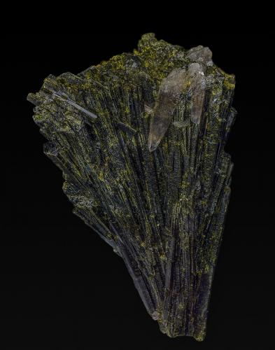 Epidote, Quartz<br />Julie Claim (Lola Claim), Hawthorne District, Mineral County, Nevada, USA<br />8.9 x 5.0 cm<br /> (Author: am mizunaka)