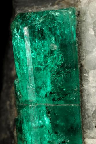 Beryl (variety emerald), Calcite<br />Chivor mining district, Municipio Chivor, Eastern Emerald Belt, Boyacá Department, Colombia<br />22x33x38mm, xl=25x7mm<br /> (Author: Fiebre Verde)