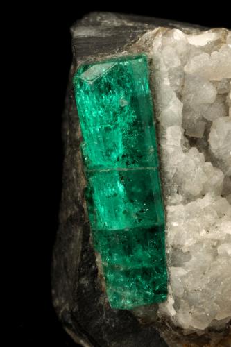 Beryl (variety emerald), Calcite<br />Chivor mining district, Municipio Chivor, Eastern Emerald Belt, Boyacá Department, Colombia<br />22x33x38mm, xl=25x7mm<br /> (Author: Fiebre Verde)