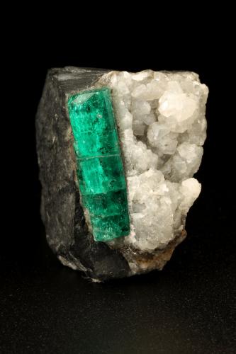 Beryl (variety emerald), Calcite<br />Chivor mining district, Municipio Chivor, Eastern Emerald Belt, Boyacá Department, Colombia<br />22x33x38mm, xl=25x7mm<br /> (Author: Fiebre Verde)