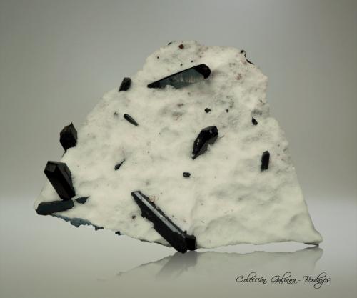 Neptunita en Natrolita<br />Mina California State Gem (Benitoite Gem Mine), Zona San Benito River headwaters, Pico Santa Rita, Distrito New Idria, Condado San Benito, California, USA<br />82 x 58 x 35 mm<br /> (Autor: Rafael Galiana)