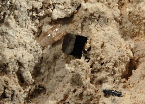 Bixbyite<br />Monte Topaz, Cordillera Thomas, Condado Juab, Utah, USA<br />4.9 x 5.6 cm<br /> (Author: crosstimber)