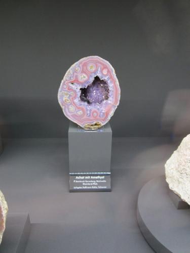 Quartz (variety agate and amethyst)<br />Cantera Karrenberg, Reichweiler, Kusel, Altenglan, Renania-Palatinado/Rheinland-Pfalz, Alemania<br />Specimen size ~ 15 cm<br /> (Author: Tobi)