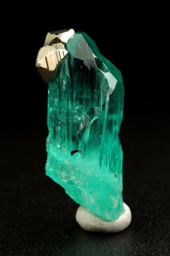 Beryl (variety emerald), Pyrite<br />Chivor mining district, Palo Arañado Mine, Municipio Chivor, Eastern Emerald Belt, Boyacá Department, Colombia<br />xl=27x20mm<br /> (Author: Fiebre Verde)