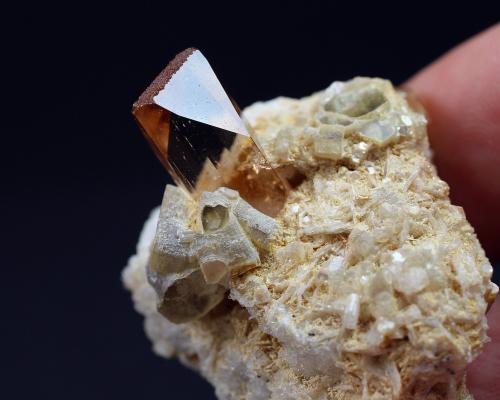 Topaz<br />Distrito Skardu, Gilgit-Baltistan (Áreas del Norte), Paquistán<br />3.9 x 3.1 x 3 centimeters<br /> (Author: Ricardo Melendez)