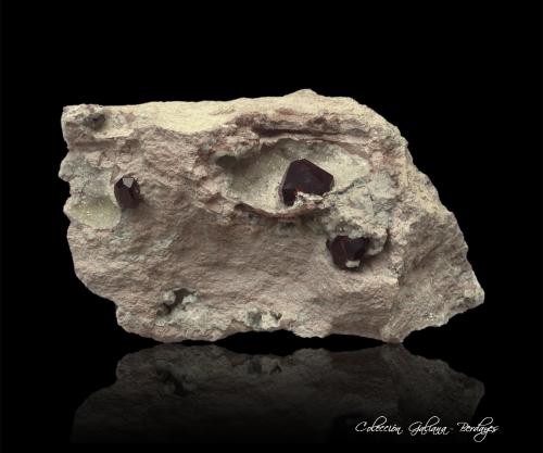 Spessartina (Espesartina) (Grupo Granate)<br />Garnet Hill, Ely, Distrito Robinson, Condado White Pine, Nevada, USA<br />101 x 68 x 58 mm.<br /> (Autor: Rafael Galiana)