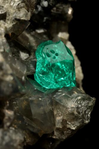 Beryl (variety emerald), Calcite, Dolomite, Pyrite<br />Chivor mining district, Municipio Chivor, Eastern Emerald Belt, Boyacá Department, Colombia<br />44x34x39mm, xl=7mm<br /> (Author: Fiebre Verde)