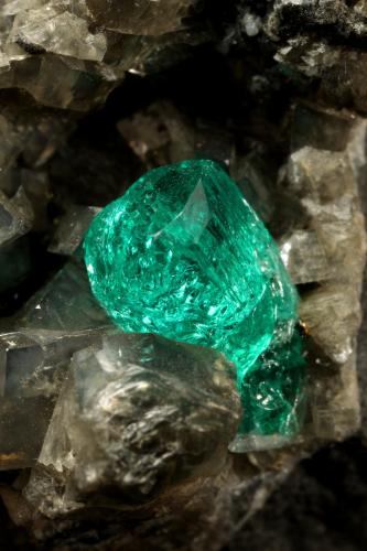 Beryl (variety emerald), Calcite, Dolomite, Pyrite<br />Chivor mining district, Municipio Chivor, Eastern Emerald Belt, Boyacá Department, Colombia<br />44x34x39mm, xl=7mm<br /> (Author: Fiebre Verde)