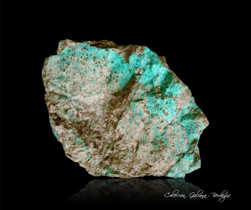 Ajoita<br />New Cornelia Mine, Ajo, Little Ajo Mountains, Ajo District, Pima County, Arizona, USA<br />93 x 59 x 30 mm.<br /> (Autor: Rafael Galiana)