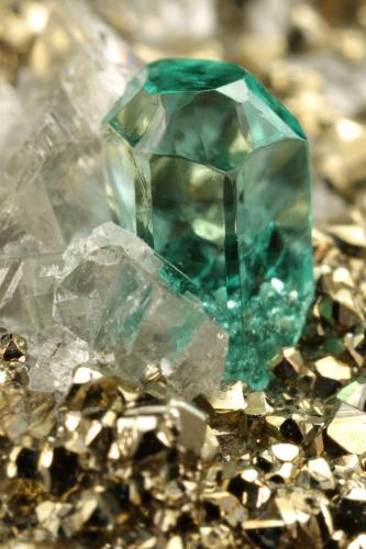 Beryl (variety emerald), Calcite, Pyrite<br />Chivor (distrito minero), Mina El Acuario, Municipio Chivor, Cinturón Esmeraldífero Oriental, Departamento Boyacá, Colombia<br />92x41x52mm, main xl=4mm<br /> (Author: Fiebre Verde)