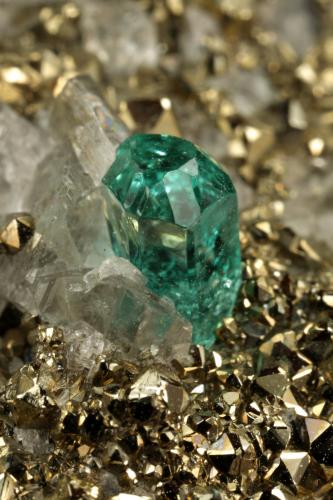 Beryl (variety emerald), Calcite, Pyrite<br />Chivor (distrito minero), Mina El Acuario, Municipio Chivor, Cinturón Esmeraldífero Oriental, Departamento Boyacá, Colombia<br />92x41x52mm, main xl=4mm<br /> (Author: Fiebre Verde)