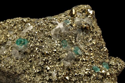 Beryl (variety emerald), Calcite, Pyrite<br />Chivor (distrito minero), Mina El Acuario, Municipio Chivor, Cinturón Esmeraldífero Oriental, Departamento Boyacá, Colombia<br />92x41x52mm, main xl=4mm<br /> (Author: Fiebre Verde)