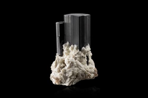 Schorl with Albite<br />Dassu, Braldu Valley, Shigar District, Gilgit-Baltistan (Northern Areas), Pakistan<br />12,0	x	1,1	x	15,0	cm<br /> (Author: MIM Museum)