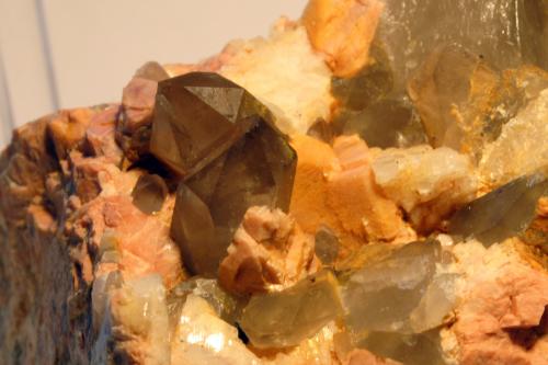 Albita, Microclina, Cuarzo (variedad cuarzo ahumado)<br />Can Súria Quarry (Guixeres Quarry), Maçanet de la Selva, Comarca La Selva, Gerona / Girona, Catalonia / Catalunya, Spain<br />Medidas pieza: 7x4,5x3,8 cm<br /> (Autor: Sergio Pequeño)