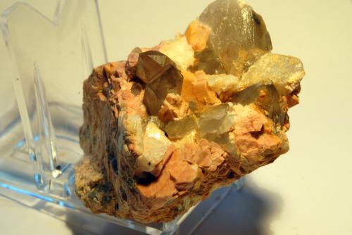 Albita, Microclina, Cuarzo (variedad cuarzo ahumado)<br />Can Súria Quarry (Guixeres Quarry), Maçanet de la Selva, Comarca La Selva, Gerona / Girona, Catalonia / Catalunya, Spain<br />Medidas pieza: 7x4,5x3,8 cm<br /> (Autor: Sergio Pequeño)