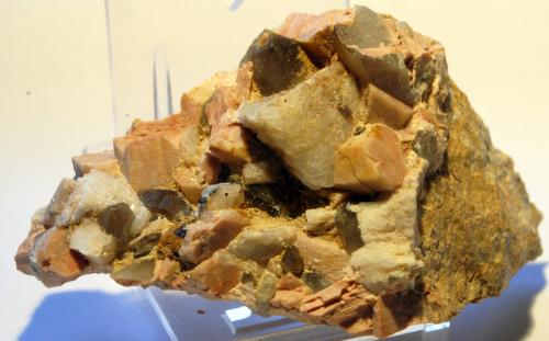 Albita, Microclina, Cuarzo (variedad cuarzo ahumado)<br />Can Súria Quarry (Guixeres Quarry), Maçanet de la Selva, Comarca La Selva, Gerona / Girona, Catalonia / Catalunya, Spain<br />Medidas pieza: 8,3x5x4,5 cm<br /> (Autor: Sergio Pequeño)