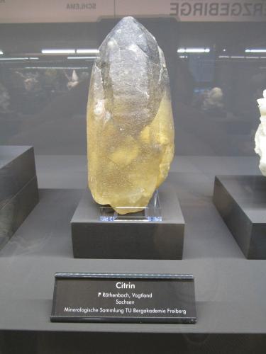 Quartz (variiety citrine)<br />Röthenbach, Schmiedeberg, Sächsische Schweiz-Osterzgebirge, Erzgebirgskreis, Sajonia/Sachsen, Alemania<br />Specimen size ~ 20 cm<br /> (Author: Tobi)