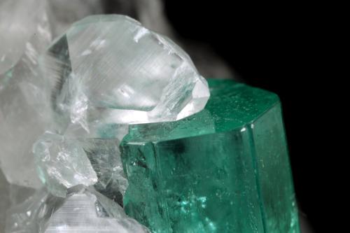 Beryl (variety emerald), Calcite<br />La Pita mining district, Polveros Mine, Municipio Maripí, Western Emerald Belt, Boyacá Department, Colombia<br />41x52x59mm, xl=26x9mm<br /> (Author: Fiebre Verde)