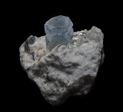 Beryl (variety aquamarine), Quartz, Muscovite<br />Shah Nassir Peak, Nyet Bruk, Shigar District, Gilgit-Baltistan (Northern Areas), Pakistan<br />7.3 x 6.2 cm<br /> (Author: am mizunaka)