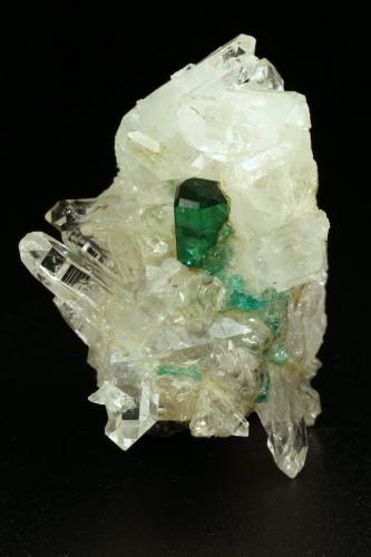 Beryl (variety emerald), Quartz<br />Peñas Blancas Mine, Municipio San Pablo de Borbur, Western Emerald Belt, Boyacá Department, Colombia<br />40mm across, xl=7mm<br /> (Author: Fiebre Verde)