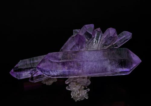 Quartz (variety amethyst)<br />Piedra Parada (Las Vigas), Municipio Tatatila, Veracruz (Veracruz de Ignacio de la Llave), Mexico<br />6.4 x 3.2 cm<br /> (Author: am mizunaka)