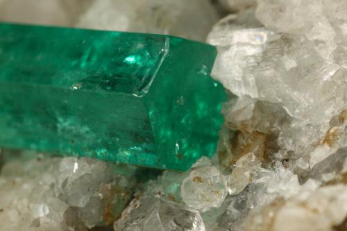 Beryl (variety emerald), Calcite, Pyrite, Quartz<br />Muzo (distrito minero), Cinturón Esmeraldífero Occidental, Departamento Boyacá, Colombia<br />56x46x34mm, xl=13mm<br /> (Author: Fiebre Verde)