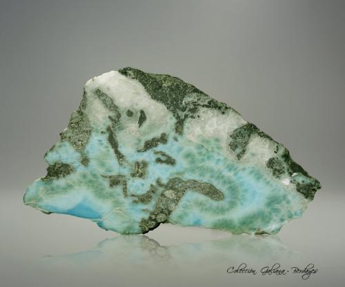 Pectolita (variedad larimar)<br />Mina Filipinas Larimar, Los Checheses, Sierra de Bahoruco, Enriquillo, Provincia Barahona, República Dominicana<br />100 x 56 x 48 mm.<br /> (Autor: Rafael Galiana)