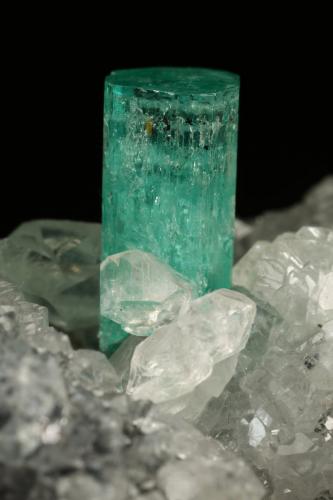 Beryl (variety emerald), Calcite<br />La Pita mining district, Polveros Mine, Municipio Maripí, Western Emerald Belt, Boyacá Department, Colombia<br />45x32x28mm, xl=18x7mm<br /> (Author: Fiebre Verde)