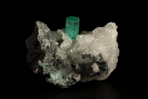 Beryl (variety emerald), Calcite<br />La Pita mining district, Polveros Mine, Municipio Maripí, Western Emerald Belt, Boyacá Department, Colombia<br />45x32x28mm, xl=18x7mm<br /> (Author: Fiebre Verde)